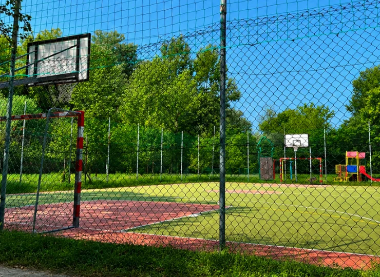 Z placem zabaw sąsiaduje wielofunkcyjne boisko