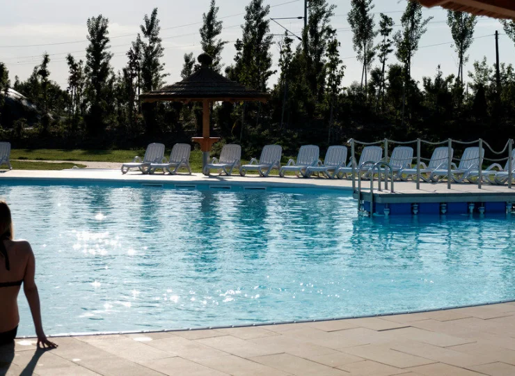 Wokół basenów rozstawione są wygodne leżaki