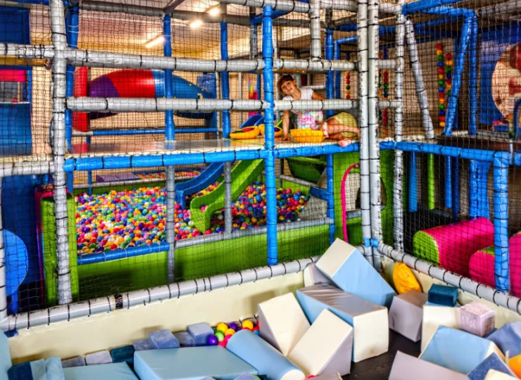 Dla większych jest pełna atrakcji sala zabaw z małpim gajem