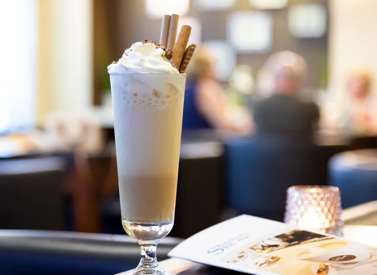 W ciągu dnia można tutaj zamówić również smaczną kawę i deser z karty