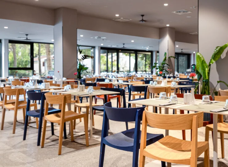Hotel posiada przestronną restaurację bufetową