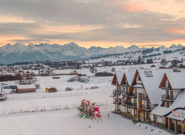 Mieści się w północnej części kurortu, tylko 400 metrów od Term Bania