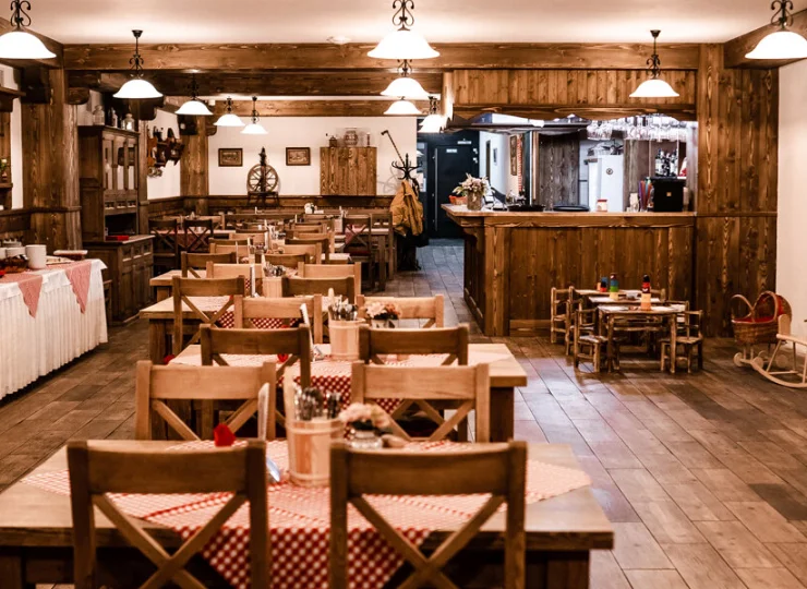 Jest tutaj restauracja i drink bar