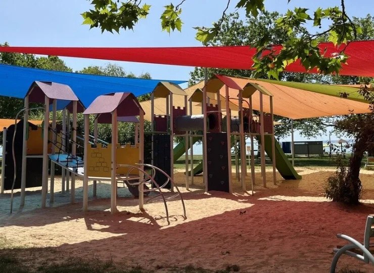 Dla małych gości przygotowano kolorowy plac zabaw