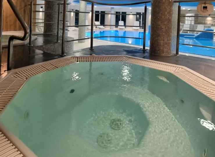 W strefie basenowej mieści się także wanna jacuzzi