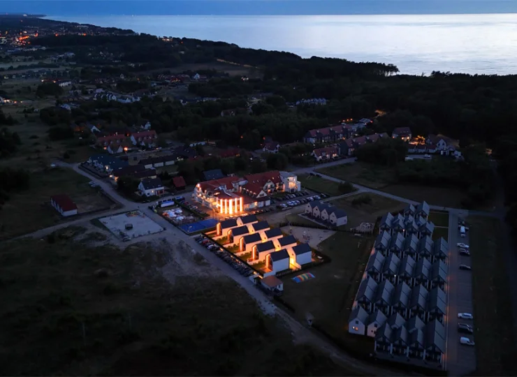 Kompleks nowoczesnych domów mieści się w Niechorzu blisko plaży (500 m)