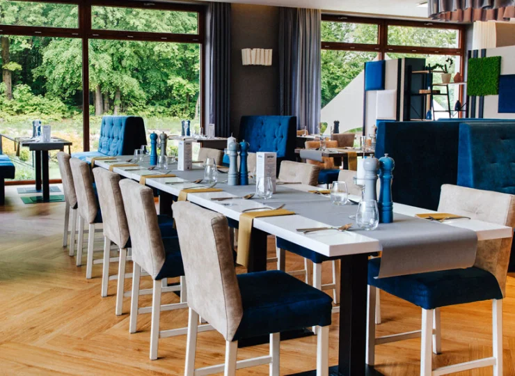 W hotelu znajduje się elegancka restauracja ze świetną kuchnią