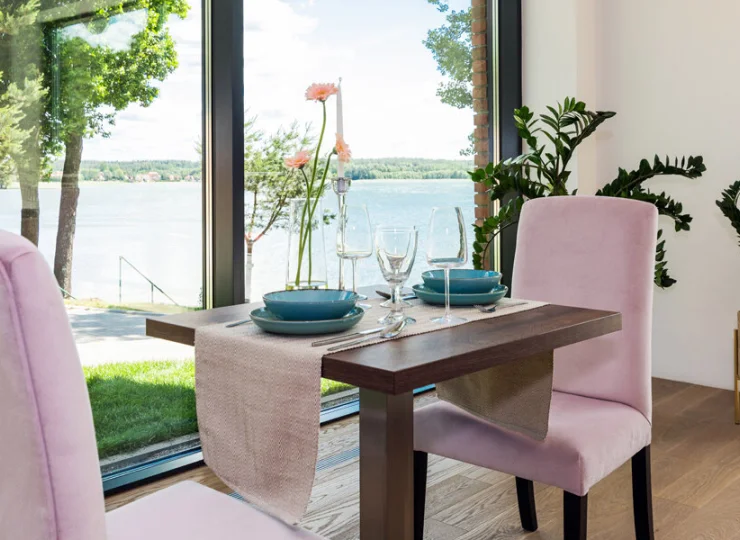Hotelowa restauracja z panoramicznymi przeszkleniami otwiera się na jezioro