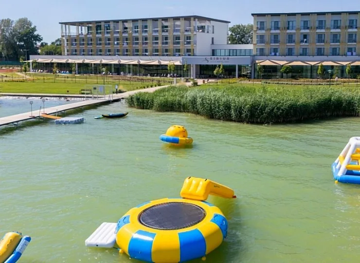 Ma własny pomost i dmuchany park wodny w jeziorze