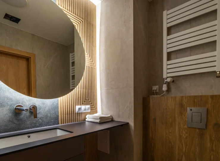 W łazience jest kabina prysznicowa, suszarka do włosów i kosmetyki