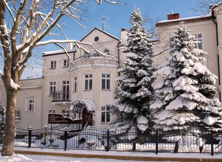 Hotel jest położony przy spokojnej ulicy, zaledwie 200 metrów od plaży