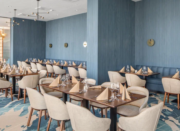 Restauracja podaje śniadanie i obiadokolację w bufecie oraz dania z karty
