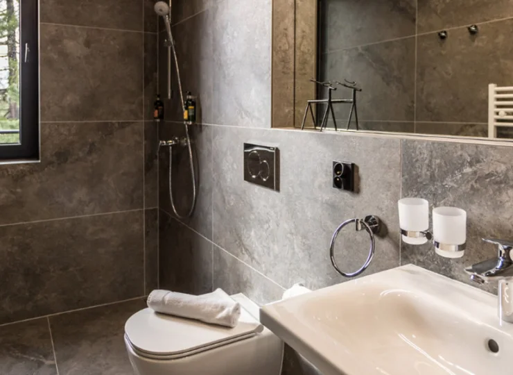 W łazience jest prysznic oraz ręczniki