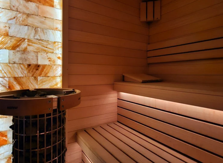 Można tutaj doznać relaksu w jacuzzi, saunie oraz na leżakach