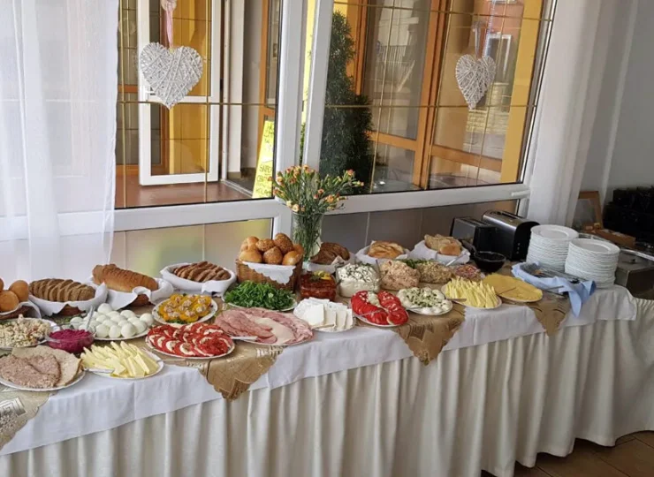 Śniadania i obiadokolacje są zazwyczaj podawane w formie bufetowej