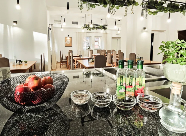 W restauracji są serwowane śniadania i obiadokolacje