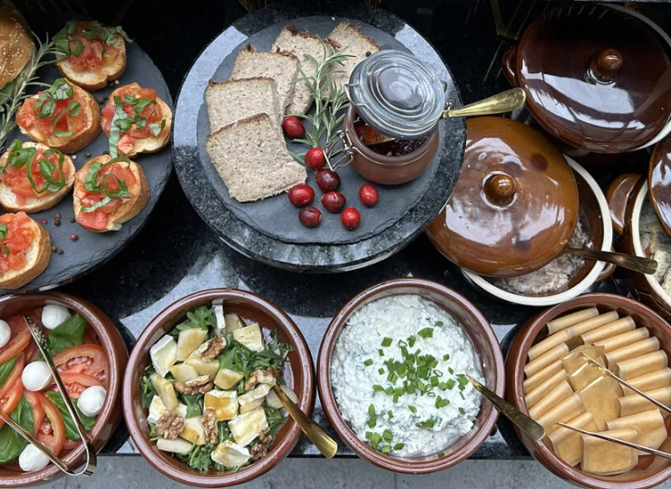 W obiekcie mieści się restauracja śniadaniowa z bufetem śniadaniowym