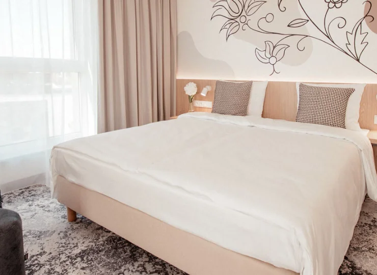 Pokój 3-os. ma pojedynczą rozkładaną sofę