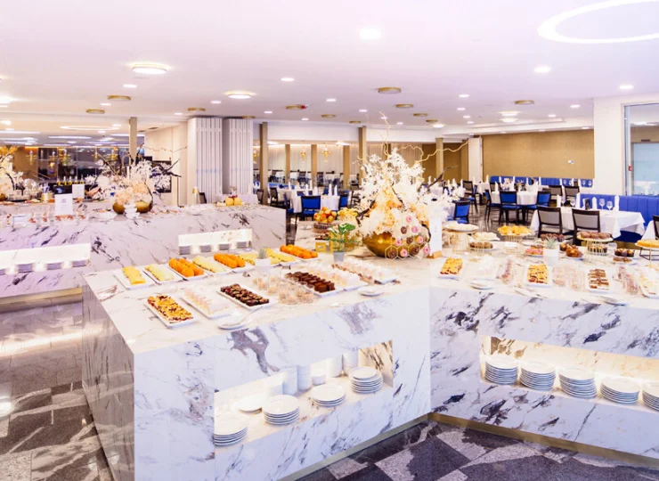 Posiłki są serwowane w restauracji bufetowej