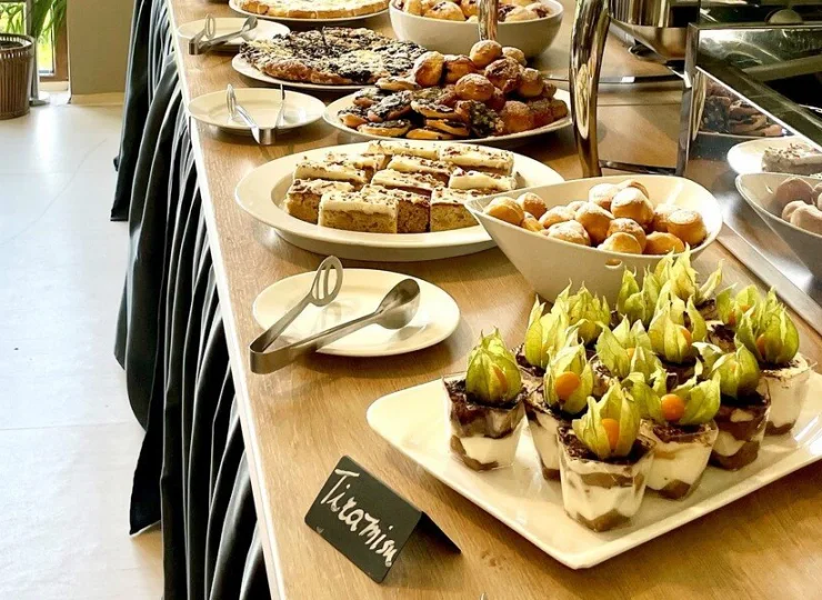 Śniadanie jest podawane w formie bufetu