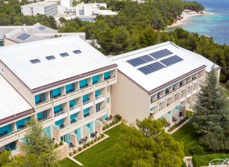 Pokoje superior mieszczą się w odnowionych pawilonach z wifi