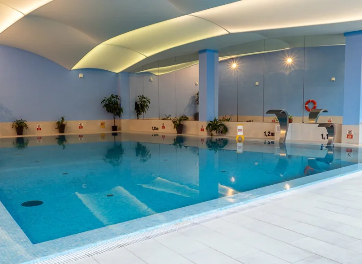 Strefa wellness obejmuje m.in. basen z biczami wodnymi