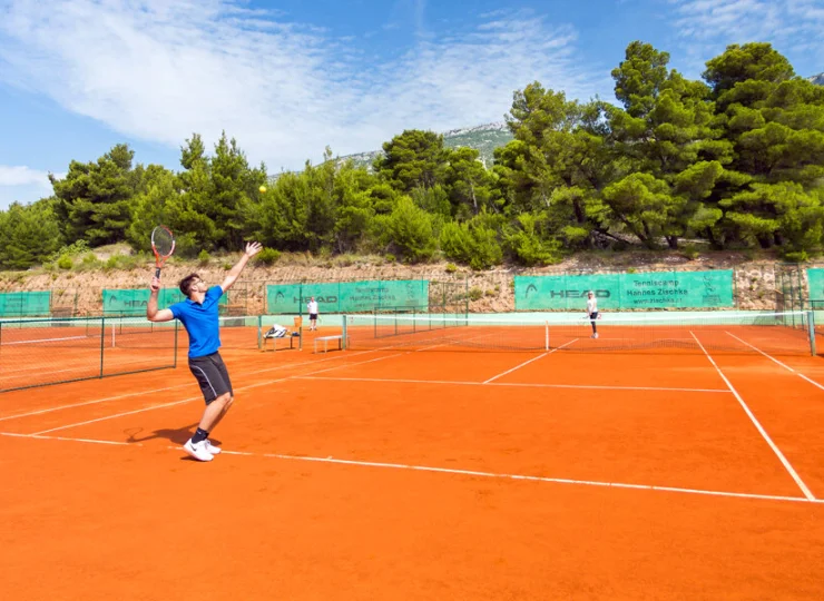 Można korzystać z kortów tenisowych i zorganizowanych wycieczek rowerowych