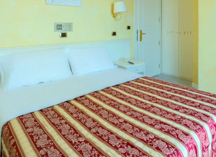 Wnętrza są jasne i wyposażone w wygodne łóżka