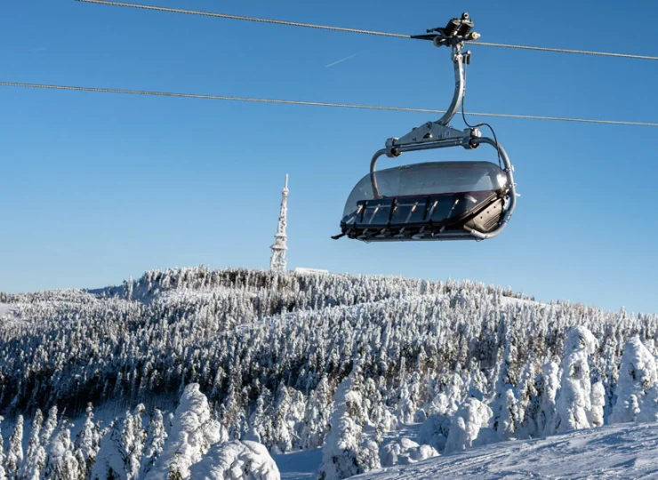 Na gości czekają tutaj różnorodne kolejki i wyciągi, także nowoczesna gondola
