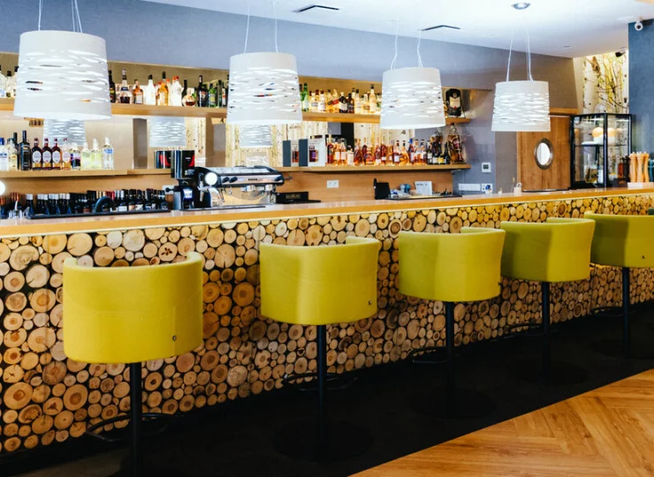 W hotelu znajduje się oryginalnie wykończony drink bar
