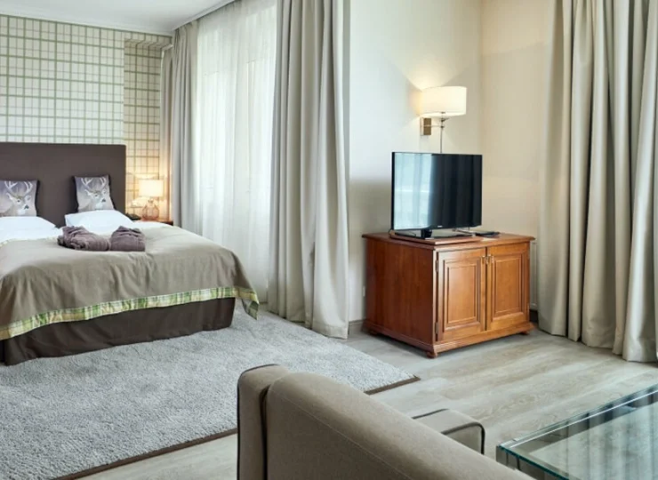 Wszystkie wnętrza zostały wyposażone w TV, internet, minibar, sejf