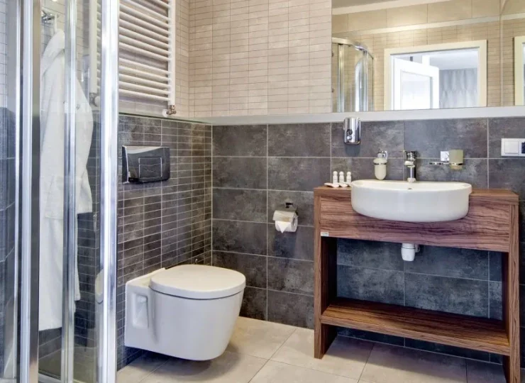 Przestronne łazienki wyposażono w kabiny prysznicowe