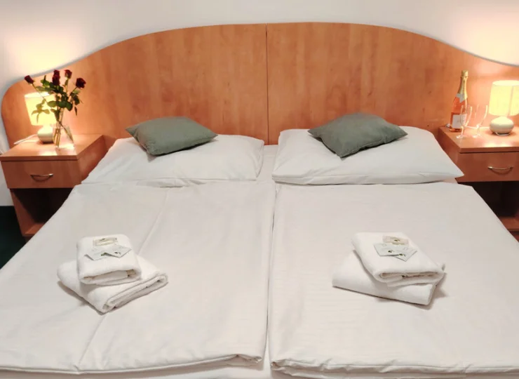 Przy łóżkach znajdują się lampki do czytania oraz gniazdka elektryczne