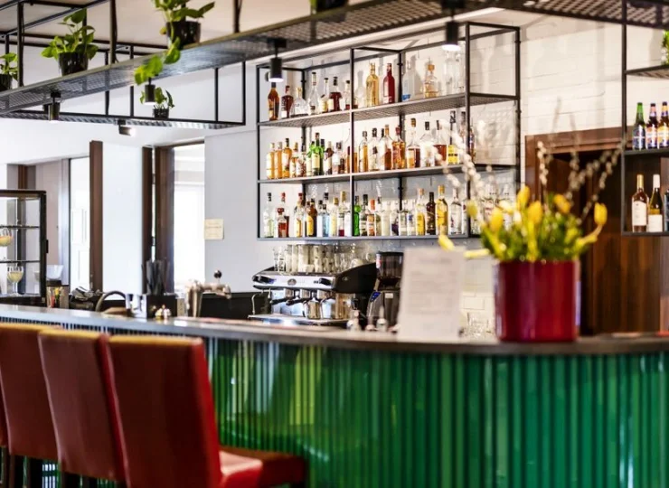 Elegancki bar serwuje rozmaite alkohole, wybór aromatycznych kaw i herbat
