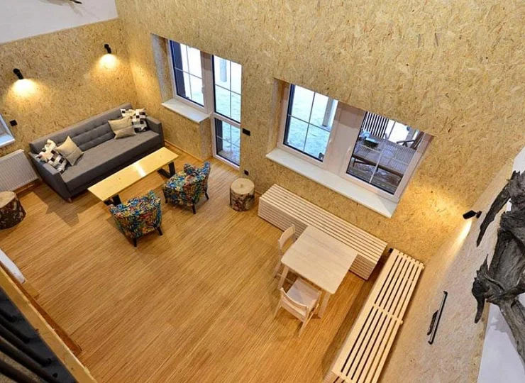 Domek 4+1 jest dwupoziomowy, na piętrze jest osobna sypialnia