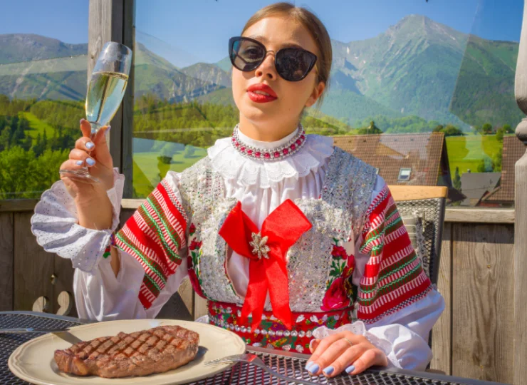 Obiekt wyróżnia się charakterystycznym stylem góralskim
