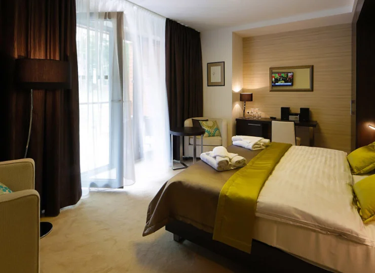 Pokój standard ma balkon oraz klimatyzację