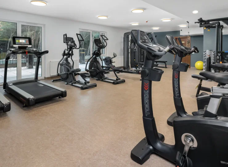 Znajduje się tu różnorodny sprzęt do ćwiczeń