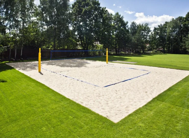 Znajdziecie tu boisko do siatkówki i altanę z miejscem na ognisko