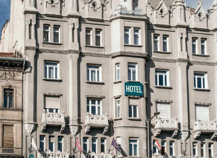 Hotel Baross mieści się minutę spacerem od dworca Keleti