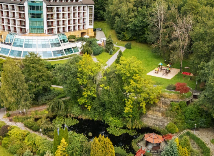 Hotel posiada atrakcyjny ogród