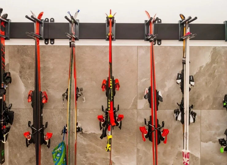 W sezonie zimowym na gości czeka też narciarnia