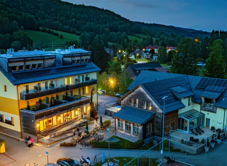 Hotel Helios po zachodzie słońca