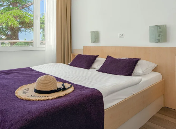 Pokoje superior dysponują balkonem z częściowym widokiem na morze