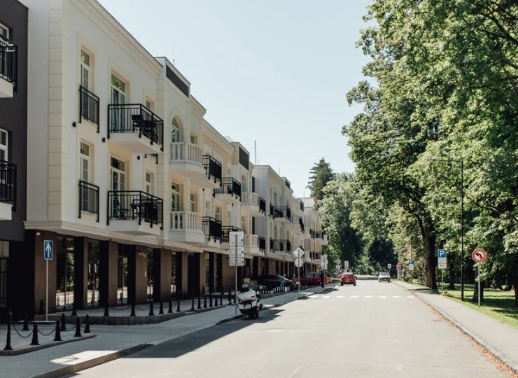 Apartamenty mieszczą się wzdłuż Parku Zdrojowego