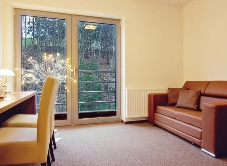 W apartamencie 3-pokojowym jest salon i 2 osobne sypialnie