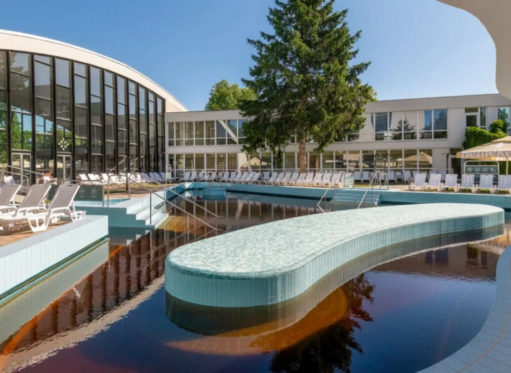 Zewnętrzny basen termalny jest czynny cały rok