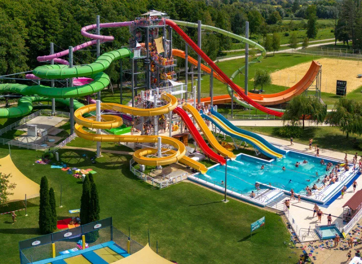 Wśród atrakcji dla dzieci są m.in. zjeżdżalnie, ślizgawki i armatki wodne