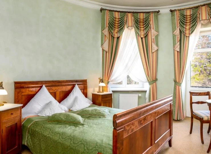 Urządzone zabytkowymi meblami pokoje zachowują klimat całego budynku