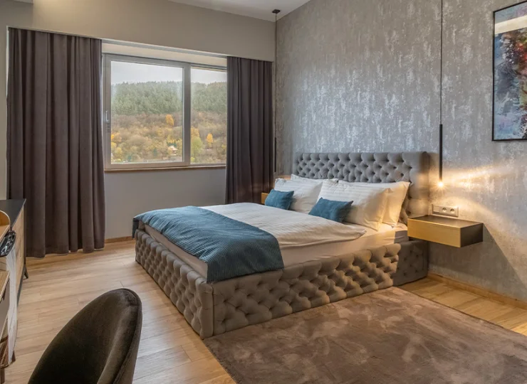 Na gości czekają odnowione pokoje 2-osobowe oraz apartamenty
